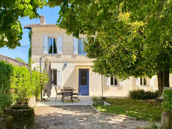 Jolie maison avec plusieurs dépendances
