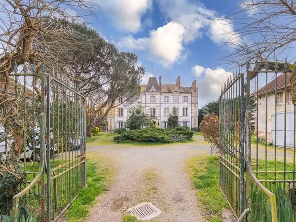 CHATEAU -- 750m2 HABITABLES -- PARC DE 6 HECTARES -- DÉPENDANCES