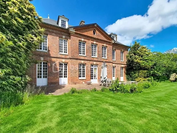 Élégante maison de maître, avec deux maisons d'amis, sur plus de 2Ha de terrain, à 9 kms de Honfleur
