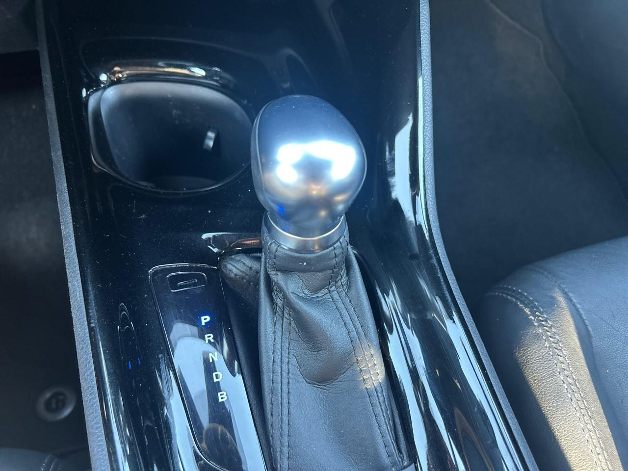 Toyota C-Hr 122h distinctive 2wd e-cvt — photo 16