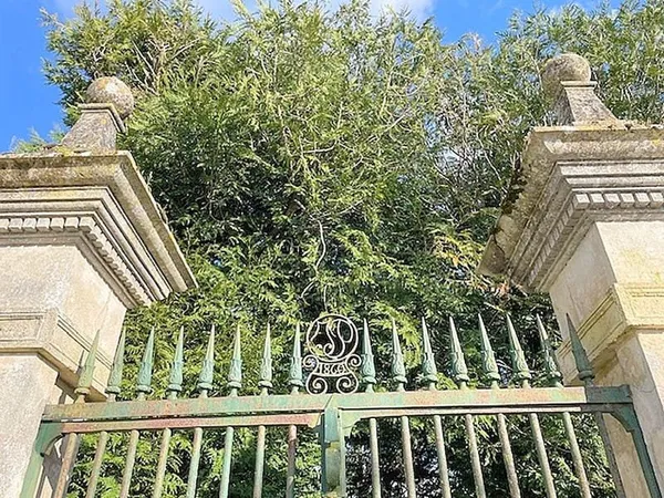 Maison de Maître 1860 - 371 m² - 6 chambres - Domaine avec dépendances - Proche Surgères & Aigrefeui