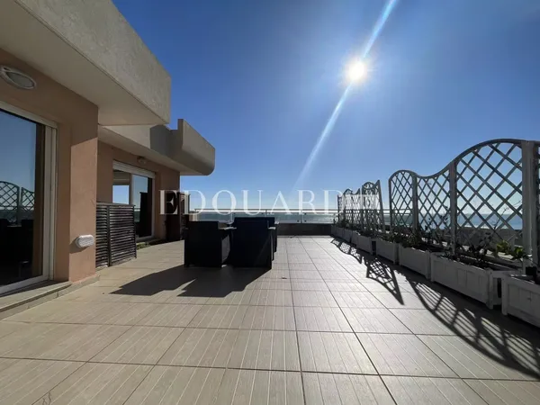 Superbe deux pièces en dernier étage avec spectaculaire terrasse, splendide vue mer et garage. Exclu