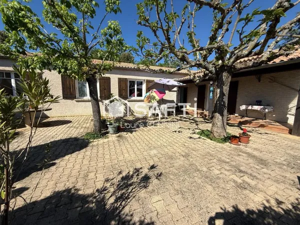 VALREAS, Maison de plain pied sur vaste parcelle.