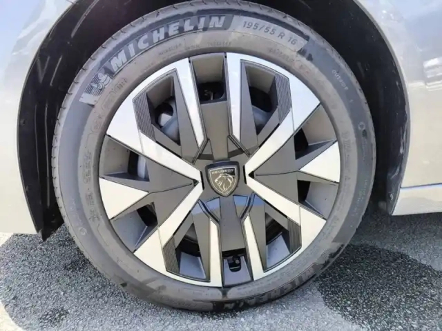 Peugeot 208 turbo 100 ch bvm6 — photo 13