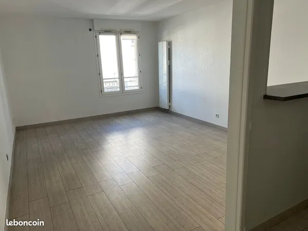 STUDIO 32 m2 50 m gare RER PONTAULT