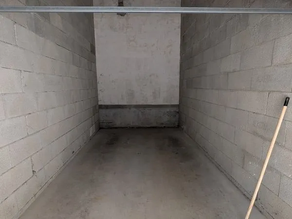 Garage / box fermé à louer ( 14,6 m²) proche Cathédrale