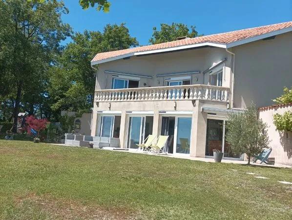 Maison d'architecte atypique dominant vallée de la dronne