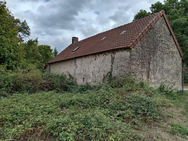 Cette propriété a raffraichir est ideale pour ceux qui recherchent le calme