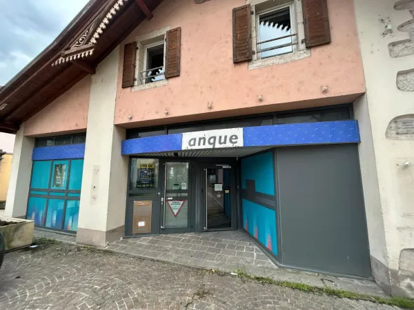 Local commercial 219 m²
