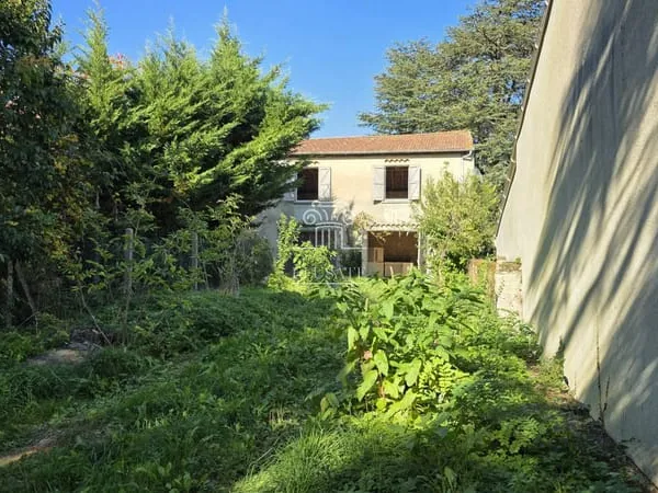 Maison Avec Jardin A Amenager, Proche Des Commodites