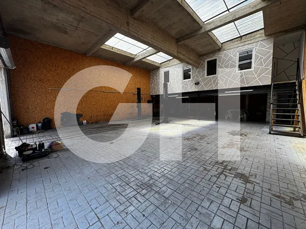 Local avec bureau - 150m²