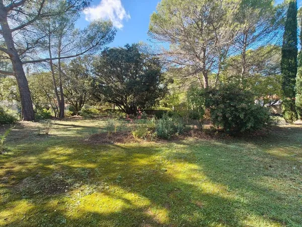 Terrain constructible 775 m²