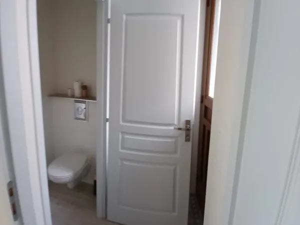 RARE Local professionnel meublé avec salle d'attente sanitaires et cuisine indépendants stationnemen