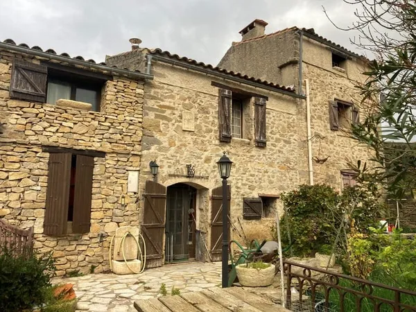 CORBIERES VERTES PROCHE COUIZA - Maion de village en pierre