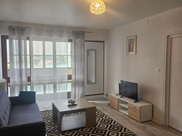 Chambre disponible dans colocation de 3 personnes dans appartement de standing