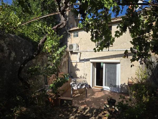 MAISON DE VILLE AVEC JARDIN ET DEPENDANCE