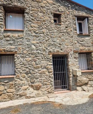Maison de caractère en pierres au coeur du pays catalan située à Las Illas hameau de Maureillas affa