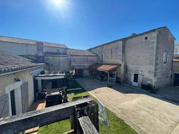 Ensemble immobilier avec deux logements indépendants, gîte, dépendances et piscine