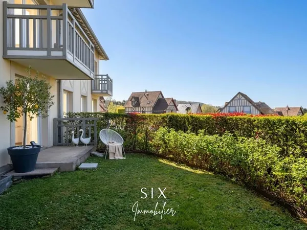 APPARTEMENT DE STANDING AVEC JOLI JARDIN PRIVATIF ET PARKING SOU