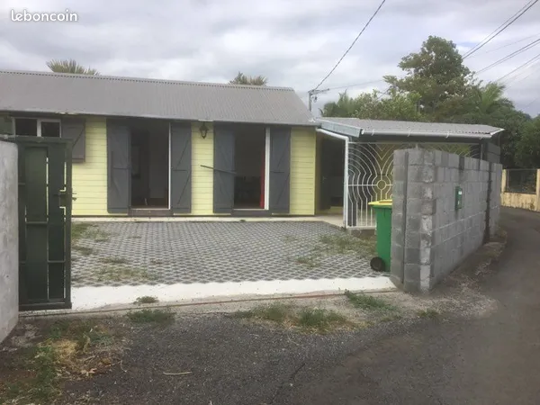 Villa à louer Séjour,2 chambres,cuisine, sale de bains,terrasse couverte, jardin clôturé , parking 2