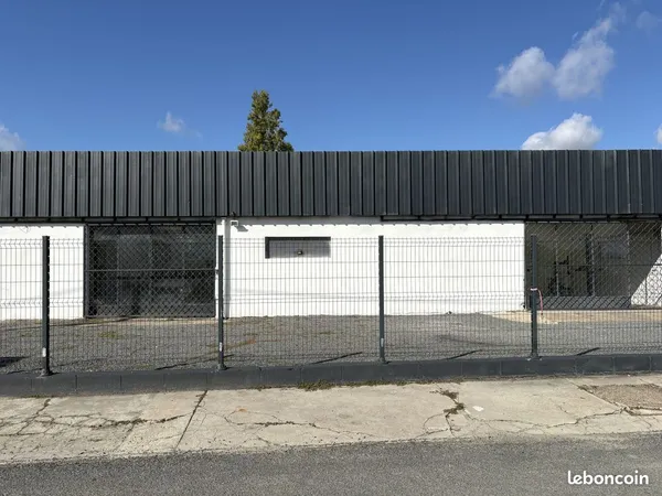 Parking/box 7 pièces 600 m²