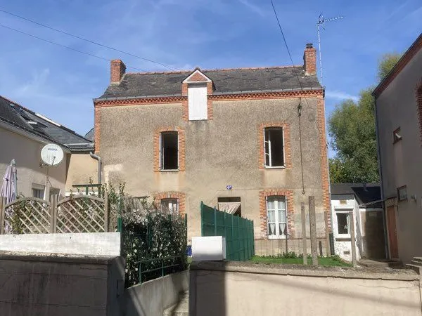 Maison à rénover 75 m² - 51,5 m² de greniers - Cave 18 m² - Centre de Segré - 85 000