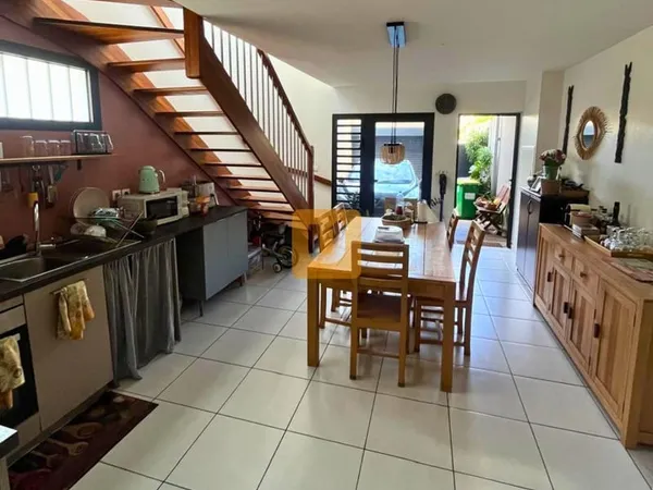 MAISON F4 AU COEUR DE LA VILLE DU PORT