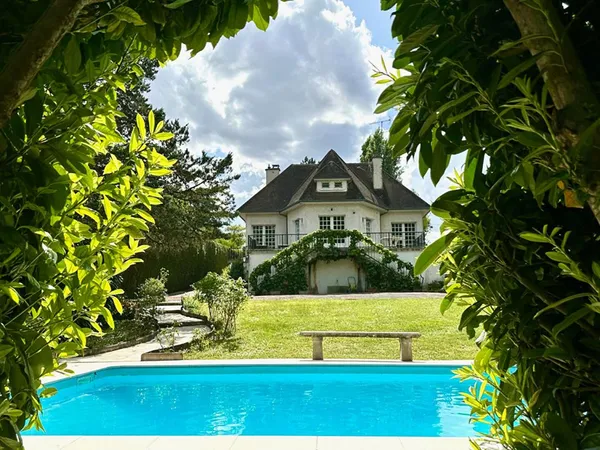 A VENDRE Secteur recherché AMILLY - SPACIEUSE MAISON, PISCINE, JARDIN, ACCES PRIVATIF AU CANAL DE BR