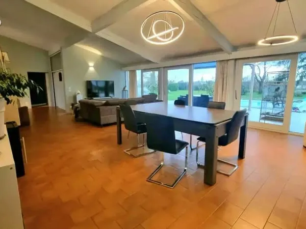 Maison d'architecte avec terrain, piscine et garage