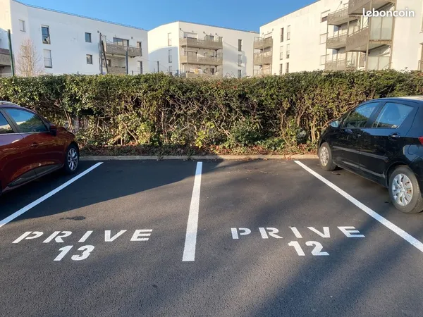 Place parking extérieur