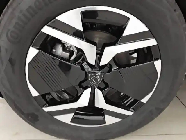 Peugeot 2008 hybrid 145 e-dcs6 — photo 30