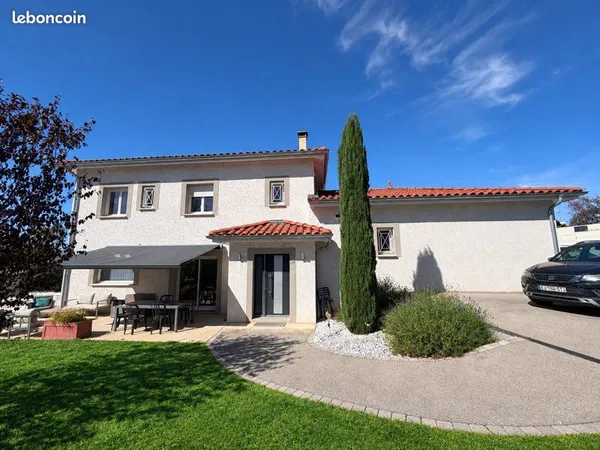 Villa récente de 167 m² habitables avec piscine - Saint-Vincent-de-Boisset