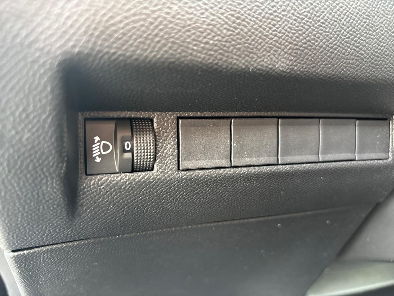 Peugeot 2008 1.2 hybrid 145ch style e-dcs6 — photo 18