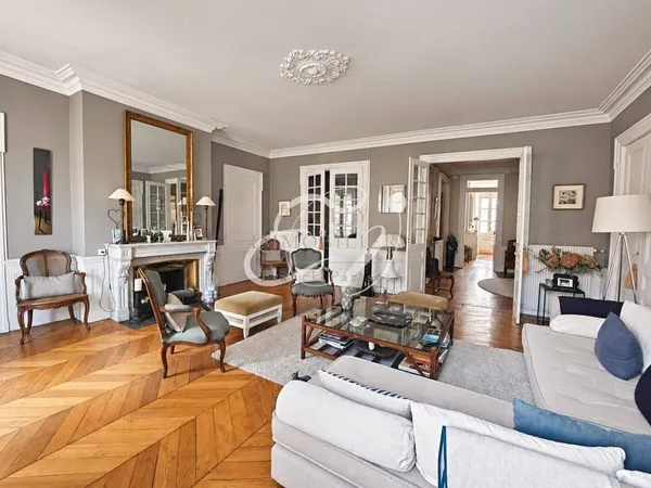 Appartement 8 pièces 202 m²
