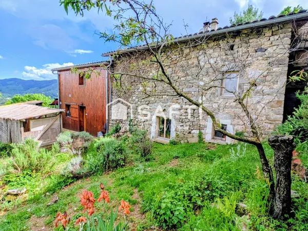 Maison de charme avec piscine, vue dominante et potentiel locatif.
