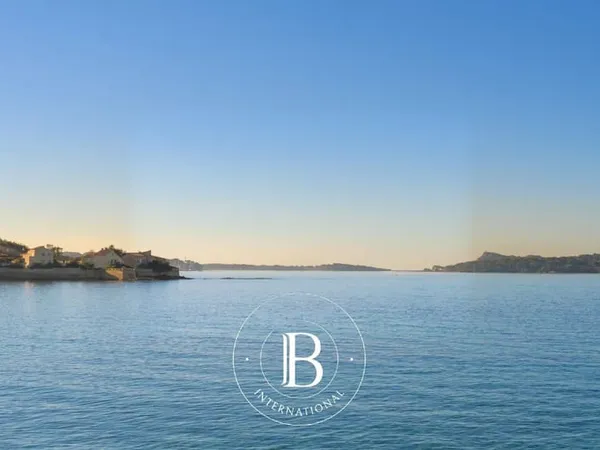 Vente - Le Brusc - Villa - Front de Mer - Pieds dans l'eau