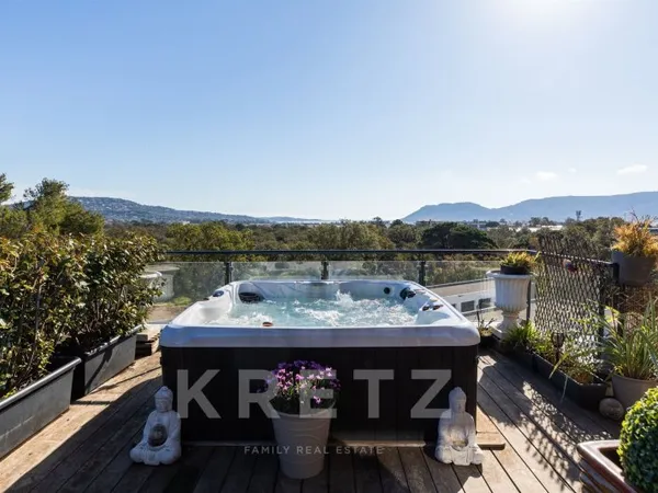 MAISON SUR LES TOITS de 120 m², en DERNIER ÉTAGE avec VUE MER