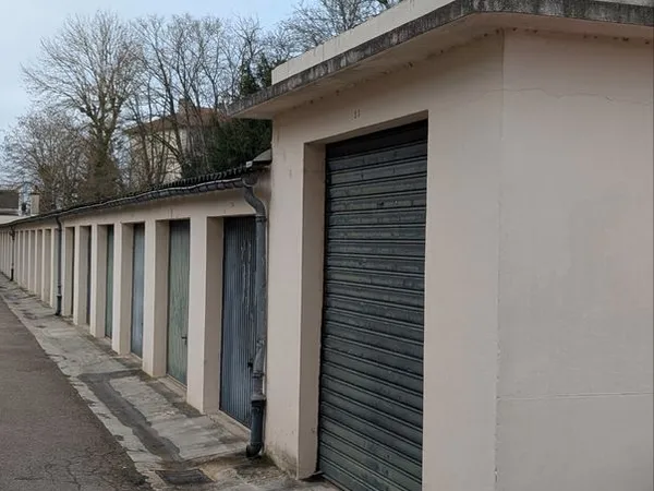 Grand garage spacieux