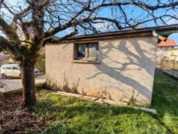Garage avec terrain. Et possibilité d'aménagement