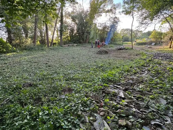 Vends terrain de loisir en bord de rivière+forêt