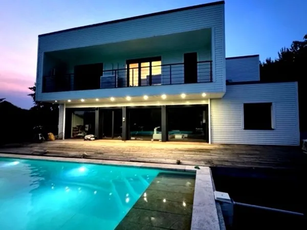 Maison passive 4 Chambres avec Piscine Chauffée, Étang et Performances Écologiques