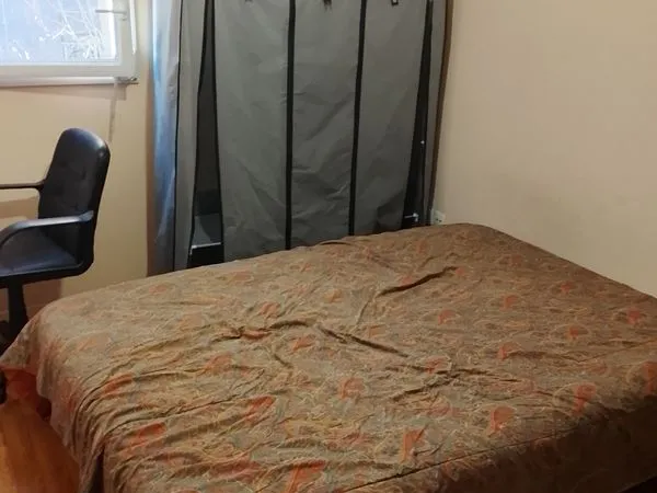 Chambre meublée