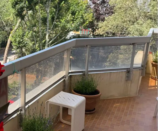 2 pièces plus cabine, avec grand balcon proche plage et commerces Lajarrige