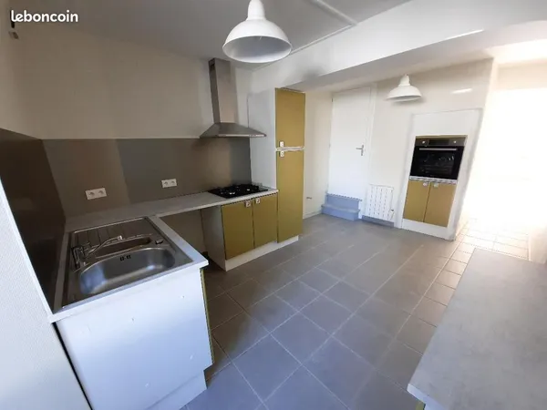 A louer - maison individuelle mitoyenne à étage dans le bourg de La Bernardière