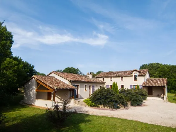Aux confins du Lot, à proximité d'un village médiéval, vends bel ensemble de caractère avec piscine.