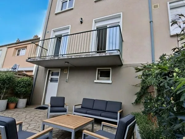 Maison de ville avec garage, jardin et beau potentiel