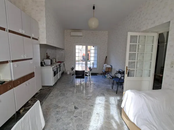 Une maison bourgeoise R+2- 212M2 cour, garage, depandance