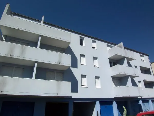A COTE DE LA FACULTE DE MEDECINE