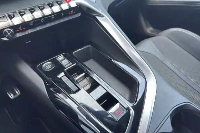 Peugeot 3008 hybrid 225 e-eat8 — photo 23