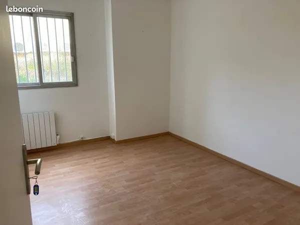 Bureau de 12 m2 avec salle d'attente partagée